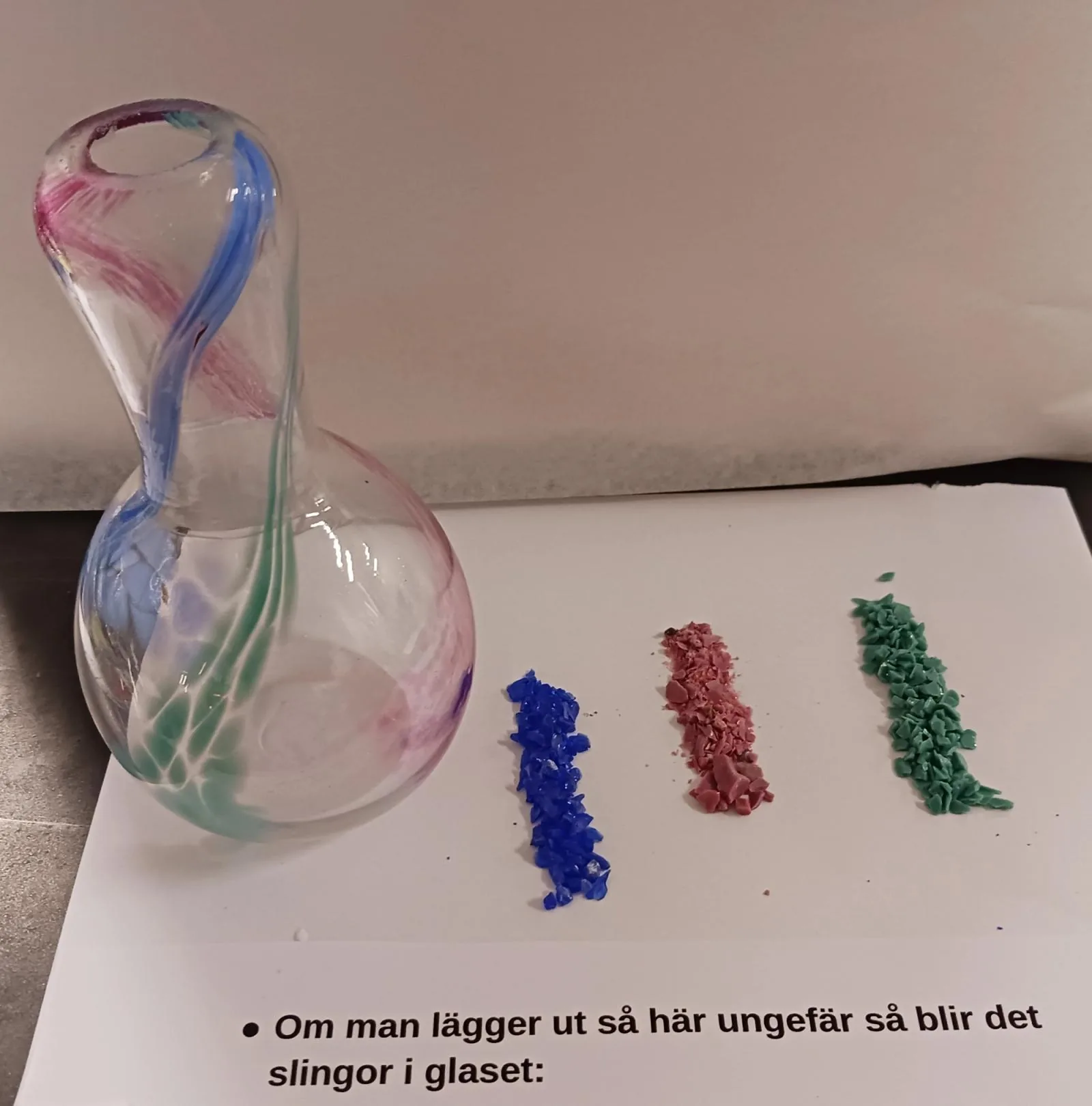 Karaff med färgslingor och färgkross i blått, rött och grönt