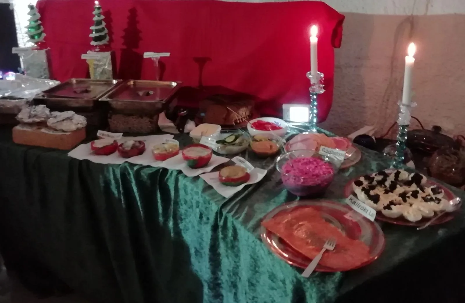 Jultallrik och levande ljus i hyttan